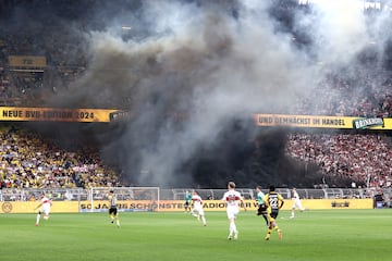 El estadio del Borussia de Dortmund, Signal Iduna Park, es uno de los feudos más famosos y con mayor ambiente de Europa. Situado  en la ciudad de Dortmund, en el estado federado de Renania del Norte-Westfalia, al oeste de Alemania. Es el quinto estadio más grande de Europa, y el tercer hogar más grande de un club europeo de primer nivel después del Camp Nou y el Estadio Santiago Bernabéu.