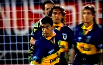 12-12-1995: La U enfrentó a Boca Juniors. El equipo argentino tenía en sus filas a Claudio Caniggia y Diego Maradona. Fue triunfo azul por 4-2