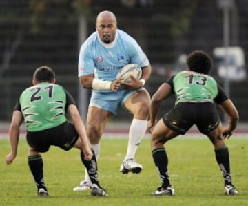 Lomu se retiró en 2010 cuando jugada en el Marseille Vitrolles.
Su debut, en 1994, fue con Counties Manuaku. Posteriormente militaría en Auckland Blues (96-99), Chiefs (99), Hurricanes (00-03) y Cardiff Blues (05-06)