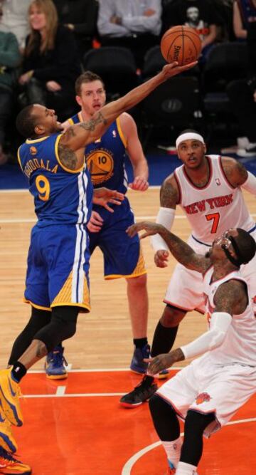 Andre Iguodala (Golden State Warriors) asalta la canasta de New York Knicks.