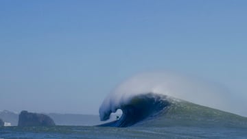 Vinicius surfeando una ola gigante en Nazaré