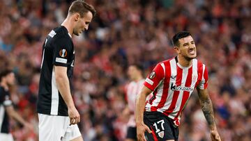 BILBAO, 03/10/2024.- El defensa del Athletic Yuri Berchiche (d) durante el partido de la Liga Europa que Athletic Club y AZ Alkmaar disputan este jueves en el estadio de San Mamés. EFE/ Miguel Toña