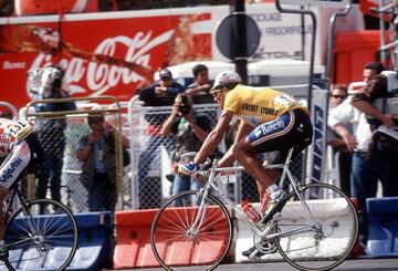 El descenso del Tourmalet que hizo Miguel Indurain en 1993 fue tan vertiginoso que ni siquiera existen imágenes de semejante barbaridad. Ni las motos pudieron seguir al navarro en aquella bajada a tumba abierta cuando Tony Rominger, su gran rival de dicha edición, decidió poner la carrera patas arriba al coronar el puerto. Ni la reputada habilidad del suizo, que llegó a sacar casi un minuto de renta, pudo con Indurain, que sin completar la bajada al completo dio caza a su rival, salvando el maillot amarillo y desmoralizando a Rominger, que de ninguna manera pudo con él en ese Tour. 