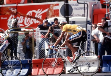 El descenso del Tourmalet que hizo Miguel Indurain en 1993 fue tan vertiginoso que ni siquiera existen imágenes de semejante barbaridad. Ni las motos pudieron seguir al navarro en aquella bajada a tumba abierta cuando Tony Rominger, su gran rival de dicha edición, decidió poner la carrera patas arriba al coronar el puerto. Ni la reputada habilidad del suizo, que llegó a sacar casi un minuto de renta, pudo con Indurain, que sin completar la bajada al completo dio caza a su rival, salvando el maillot amarillo y desmoralizando a Rominger, que de ninguna manera pudo con él en ese Tour. 