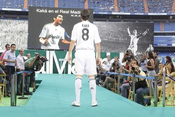 30 de junio de 2009 | ​Alrededor de 55.000 aficionados se dieron cita en el Bernabéu para darle la bienvenida al brasileño. 