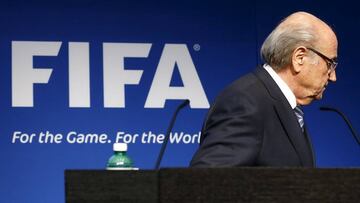 Joseph Blatter abandona el atril desde el que anunción su dimisión como presidente de la FIFA el 2 de junio de 2015.