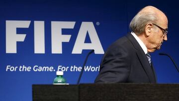 Joseph Blatter abandona el atril desde el que anunci¨®n su dimisi¨®n como presidente de la FIFA el 2 de junio de 2015.