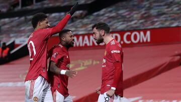 Manchester United's Portuguese midfielder Bruno Fernandes (R) celebrates scoring his team's third goal during the English FA Cup fourth round football match between Manchester United and Liverpool at Old Trafford in Manchester, north west Englan