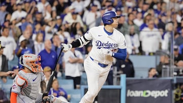 Los Angeles (United States), 20/10/2024.- The Dodgers' Shohei Ohtani hits an RBI single as the Mets' Francisco Alvarez (L) looks on during the sixth inning of game six of the Major League Baseball (MLB) National League Championship Series between the New York Mets and the Los Angeles Dodgers in Los Angeles, California, 20 October 2024. The winner of the best-of-seven National League Championship Series will face the New York Yankees in the upcoming World Series. (Liga de Campeones, Nueva York) EFE/EPA/ALLISON DINNER