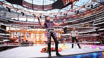 Dominik Mysterio se burla de su padre durante Wrestlemania 39.