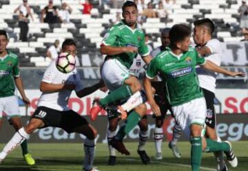 Futbol, Futbol, Colo Colo vs Audax Italiano. 
Segunda fecha, campeonato de Clausura 2016/17.
El jugador de Audax Italiano Hans Martinez, centro, controla la pelota durante el partido de primera division disputado contra Colo Colo en el estadio Monumental de Santiago, Chile.
12/02/2017
Martin Thomas/Photosport
*************

Football, Colo Colo vs Audax Italiano.   Second date, Closure Championship 2016/17.
Audax Italiano's player Hans Martinez, center, controls the ball during the first division football match played against Colo Colo at the Monumental stadium in Santiago, Chile.
12/02/2017.
Martin Thomas/Photosport