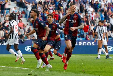 El Levante vuelve a lo alto de la clasificación y lo hace tras vencer al Castellón en un partido con alternativas. Dela entra en el once de la jornada al asumir la responsabilidad de tirar el penalti que decidió el partido en el minuto 88. El central, que es un experto en este ámbito, engañó a Crettaz en el lanzamiento.