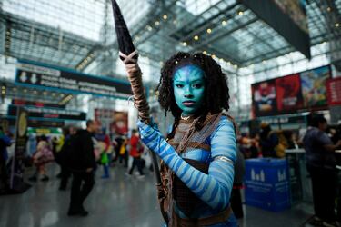 Un asistente vestido como un Na'vi de Avatar posa durante la Comic Con de Nueva York en el Centro de Convenciones Jacob K. Javits.