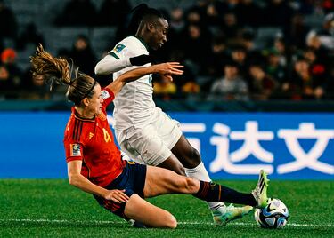Gran entrada de Irene Paredes sobre la delantera de Zambia Barbra Banda.