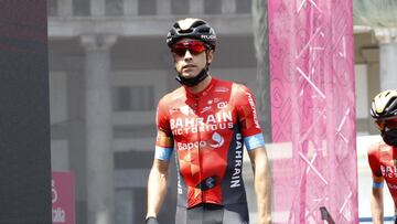 Mikel Landa, en el control de firmas en Nápoles.