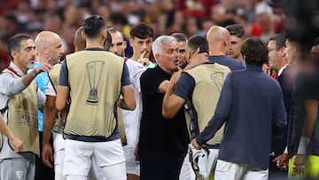 Soccer Football - Europa League - Final - Sevilla v AS Roma - Puskas Arena, Budapest, Hungary - May 31, 2023  AS Roma coach Jose Mourinho reacts REUTERS/Bernadett Szabo