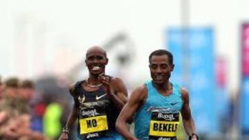 Kenenisa Bekele (dcha.), supera a Mo Farah (izq.), durante la llegada del medio marat&oacute;n de Newcastle. 
