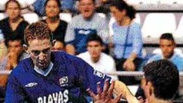 <b>DECISIVO.</B> Jesús, portero del Interviú realiza una magistral parada.