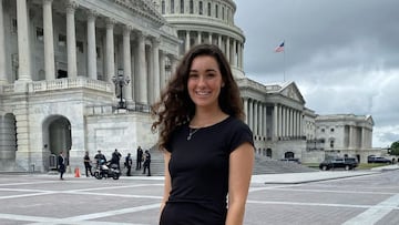 La skater Taylor Silverman posa frente al Congreso de los Estados Unidos.