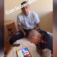 "Con la bandita": la relajada concentración de Vidal y la Roja