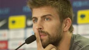 Piqué apura pero aún muestra dificultades al caminar