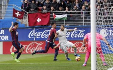 Benzema con el balón.