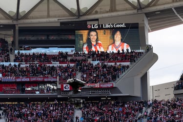 Homenaje a Robe Iniesta, fundador e imagen principal de la banda de rock Extremoduro, antes del inicio del encuentro.