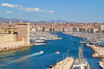 La antigua ciudad francesa lo tiene todo: el Vieux-Port frente al mar, las calles estrechas y sinuosas del barrio de Le Panier, la vista panorámica desde la Basilique Notre-Dame de la Garde y el barrio de la Rue de la République, con su Circunferencia Haussmannien y grandes edificios de mediados del siglo XIX. Puede que los turistas encuentren la ciudad algo desordenada y caótica, pero hay belleza incluso en su efervescencia. Sin olvidar que sus mercados son muestra de la convivencia de culturas a orillas del Mediterráneo.