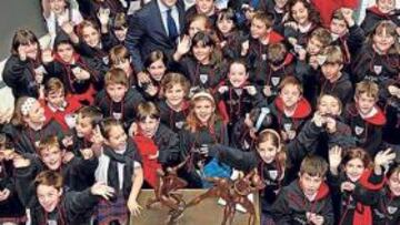 <b>CON LOS MÁS JÓVENES. </b>García Macua posa con los niños del colegio Joyfe, activos entrevistadores y, por lo que se ve, futuros leones.