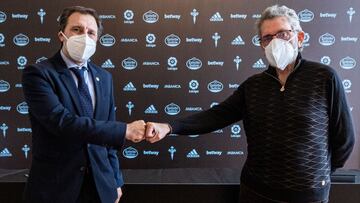 Felipe Miñambres y Carlos Mouriño posan tras firmar la renovación del director deportivo.