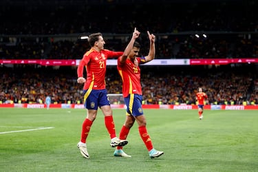 3-2. Rodrigo Hernández celebra el tercer tanto, segundo en su cuenta particular, que marca de penalti en el minuto 87 de partido. En la imagen, con Mikel Oyarzabal.