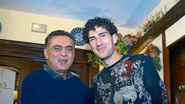 <b>MANO A MANO. </b>Chico Linares, ex jugador cadista y mano derecha de Gracia, y Mansilla, autor del último gol ante el Poli Ejido.