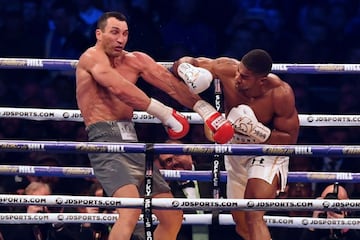 Anthony Joshua fue campeón olímpico en Londres y ya era campeón mundial en esta pelea, pero este día (29 de abril de 2017) se hizo boxeador. Demostró tener cualidades para ser un monarca sólido. Klitschko le envió al suelo y cerca estuvo de apagarle las luces. El veterano le dio un aviso, pero AJ supo reponerse, enviar al ruso al suelo y con un upper antológico noquearlo para continuar como campeón del peso pesado y lo más importante, coronarse como el verdadero rey de la categoría.