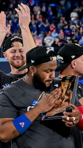 Vladimir Guerrero, primera base de los Toronto Blue Jays, festeja el MVP de la ALCS y el pase a la Serie Mundial.
