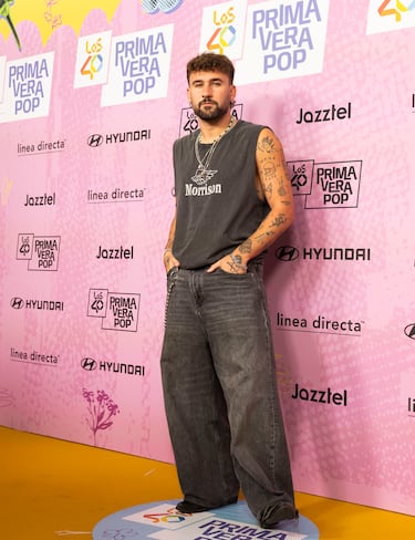 Dani Fernández posando en la alfombra roja de LOS40 Primavera Pop.

