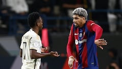 Soccer Football - Spanish Super Cup - Final - Real Madrid v FC Barcelona - Al-Awwal Stadium, Riyadh, Saudi Arabia - January 14, 2024  Real Madrid's Vinicius Junior clashes with FC Barcelona's Ronald Araujo REUTERS/Juan Medina