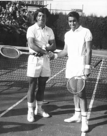 Manolo Santana y Manolo Orantes, fueron pareja de dobles en la eliminatoria de Copa Davis entre España e Inglaterra disputada en Barcelona.