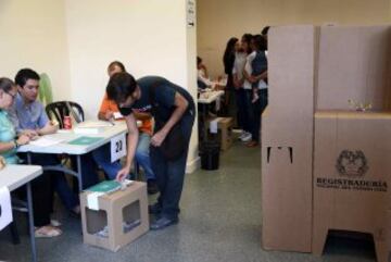 Un ciudadano colombiano vota en el consulado de su país en Barcelona.