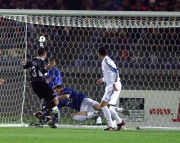 El Real Madrid se enfrenta al Club Olimpia (Paraguay) en la final de la Copa Intercontinental de 2002. El marcador quedó 2-0 para los blancos. en el estadio Internacional de Yokohama.