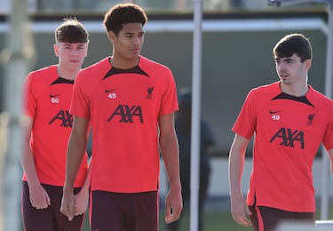 Quansah es otro de los que se ganó la confianza de Klopp y no tanto con Slot. El inglés ha sido más suplente que titular en la 24/25. La principal posición del de Warrington es el centro de la zaga, aunque puede jugar de lateral derecho, y en menos ocasiones, de centrocampista. Defensa expeditivo de los que no da un balón por perdido ni una jugada en contra por acabada. A ello une precisión altísima en el pase en corto y en largo. Ya se ha batido el cobre con jugadores como Haaland o Foden.