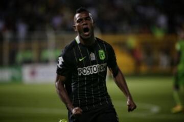 Pasó desapercibido por Santa Fe, figura en Cortuluá y hombre consagrado en Nacional.
De sus pies han salido los goles decisivos de las más recientes alegrías de Nacional. Dos campeonatos continentales ya hacen parte de su hoja de vida.