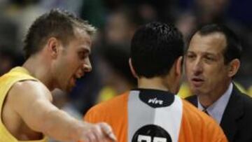 <b>RESIGNADO.</b> El entrenador del Kalise Gran Canaria, Salva Maldonado, lamentó la derrota, ante el Unicaja Málaga en los cuartos de final de la Copa del Rey de baloncesto.