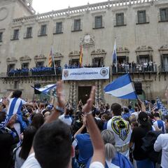 6.000 herculanos prolongan la fiesta del ascenso en el Ayuntamiento