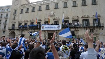 6.000 herculanos prolongan la fiesta del ascenso en el Ayuntamiento