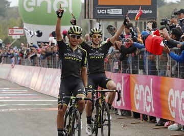 Esteban Chaves  y Simon Yate ciclistas del Mitchelton llegando a la meta de la 6ª etapa del Giro