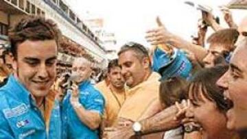 <b>YA ES TODO UN ÍDOLO.</B> Fernando Alonso fue la gran atracción para el público que acudió al circuito de Montmeló en la jornada de puertas abiertas del pit line.