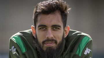 Borja Iglesia posa junto a dos balones