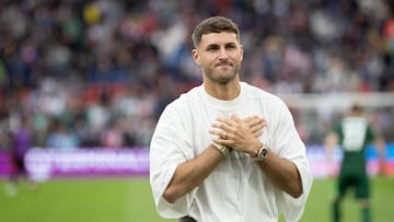 Rotterdam (Netherlands), 02/08/2025.- Former Feyenoord player Santiago Gimenez gestures during his fairwell ahead of the friendly soccer match between Feyenoord and VfL Wolfsburg, in Rotterdam, the Netherlands, 02 August 2025. (Futbol, Amistoso, Países Bajos; Holanda) EFE/EPA/BAS CZERWINSKI