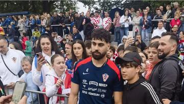 Gvardiol, con hinchas croatas en Neuruppin.