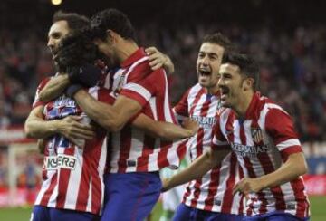 Los jugadores del Atlético de Madrid celebran el primer gol del equipo rojiblanco, durante el encuentro correspondiente a la décima jornada de primera división, que disputan esta noche frente al Betis en el estadio Vicente Calderón.